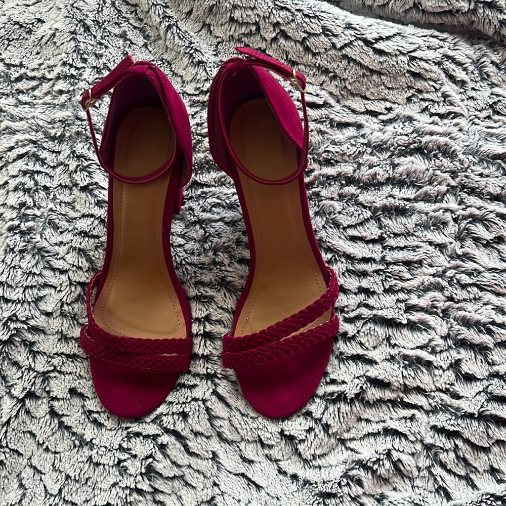 Beautiful Bamboo women’s sandal. Nice color. Size 9/39